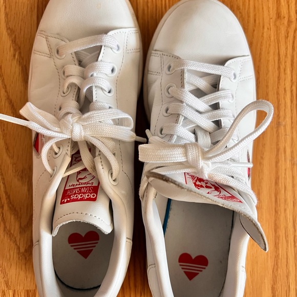 Pre loved Stan Smith red heart white women sneakers size 7. - Picture 4 of 5
